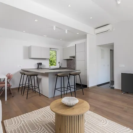 빌라 Carla House With Hot Tub And Beautiful Garden Ičići